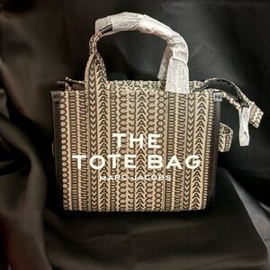 THE MONOGRAM
JACQUARD SMALL TOTE BAG